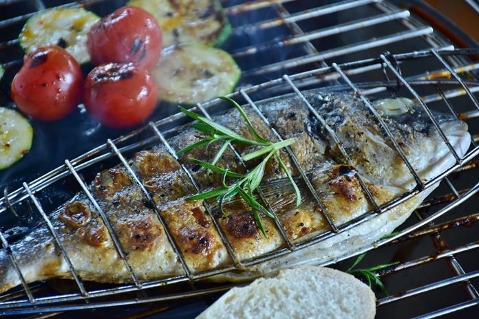 Vasaros piknikas įmanomas ir be šašlykų: maisto ekspertas atskleidžia geriausius žuvies receptus