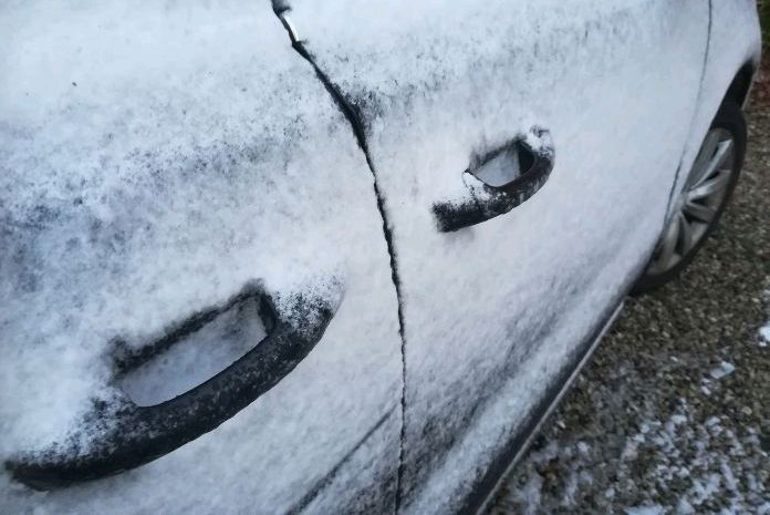 Kokios priemonės padės užšalus automobilio durelėms ir langams