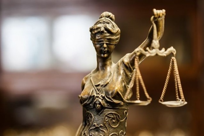 Teismas išteisino asmenis dėl apgaule įgyto didelės vertės svetimo turto