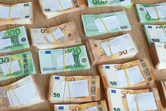 Bandymai grobstyti PVM atvedė į teismą – kėsinosi į 161 tūkst. eurų