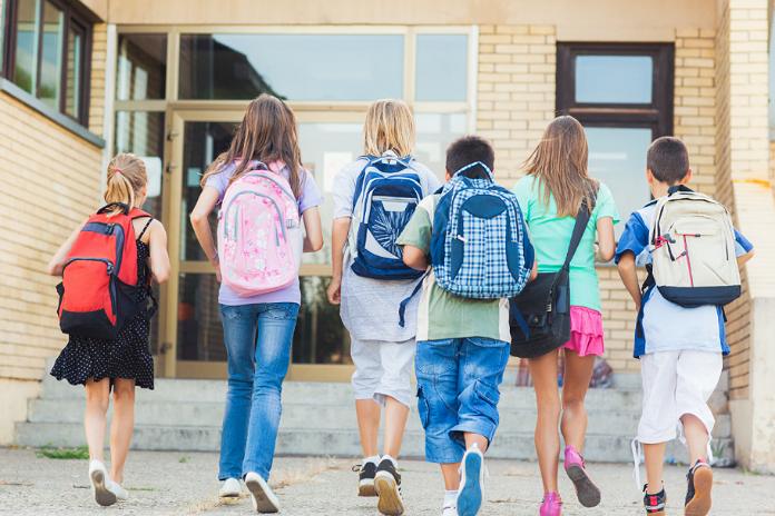 Pirmosios vaikų savarankiškos kelionės į mokyklą: ką turėtų žinoti nerimaujantys tėvai?