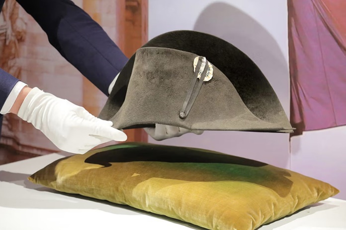 Aukcione už rekordinę sumą parduota Napoleono skrybėlė