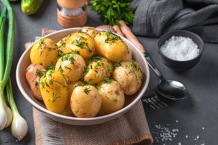 Šviežios bulvės keičia pernykštes: nepadarykite klaidos – ir virti, ir kepti jų blynus reikia šiek tiek kitaip