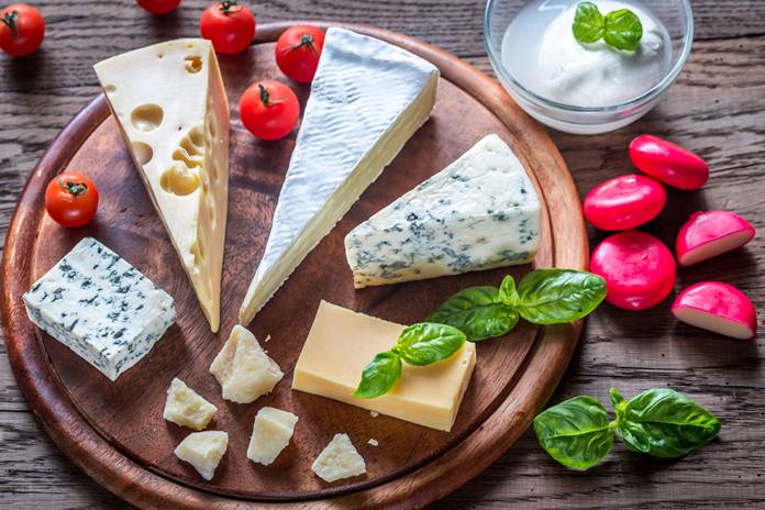 „Iki“ pataria: pasitikrinkite – ar tikrai teisingai sūrį laikote šaldytuve? + 2 receptai su dieviškai tįstančio sūrio pagunda