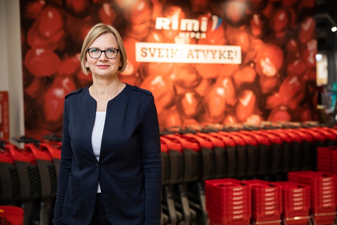 „Rimi Lietuva“ rinkodaros ir viešųjų ryšių skyriaus vadovė Dalia Čenkienė pristato naują kampaniją, kuri padės pirkėjams apsipirkti pigiau vasaros sezono metu.