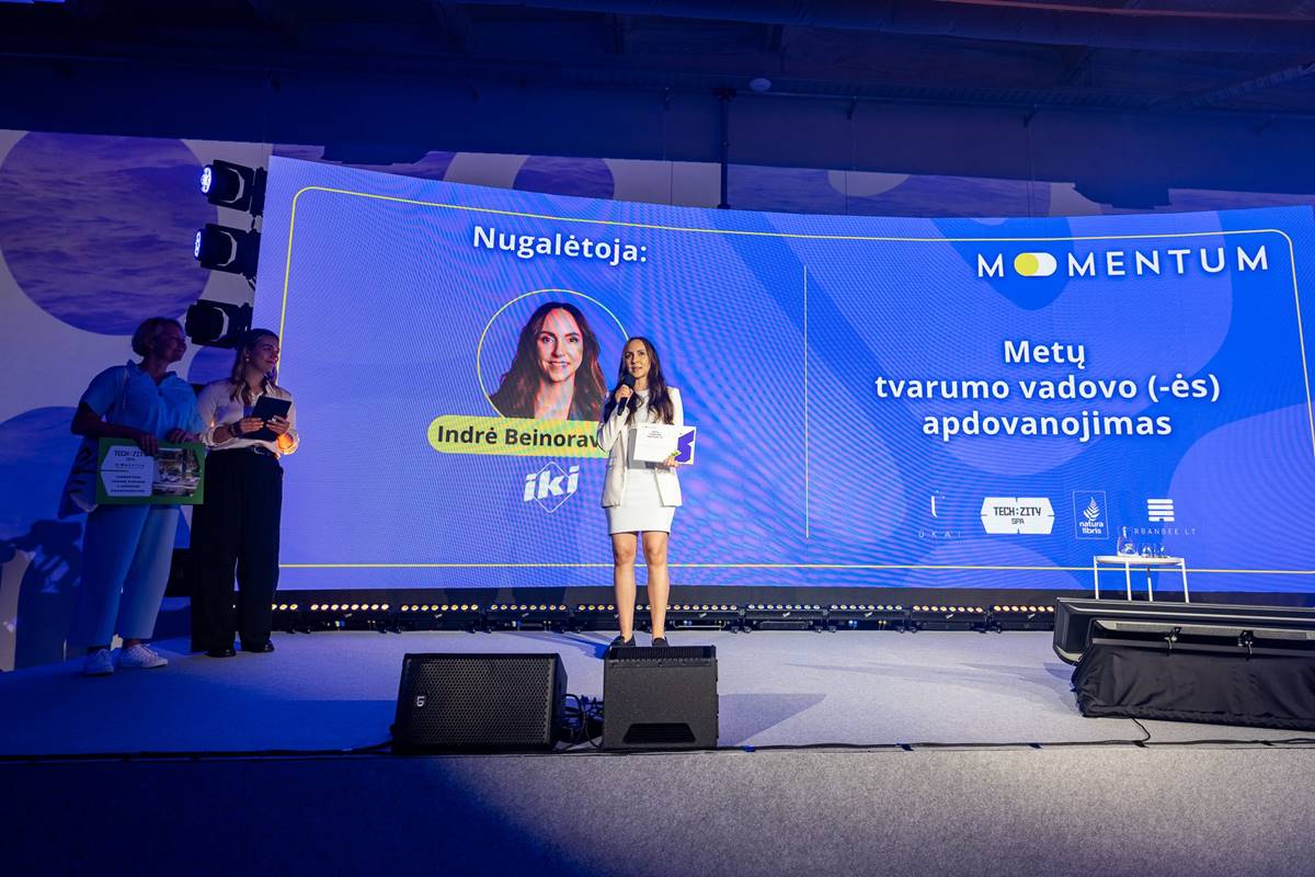 „Iki“ tvarumo projektų vadovė Indrė Beinoravičienė atsiima Metų tvarumo vadovo apdovanojimą konferencijoje „Momentum“.